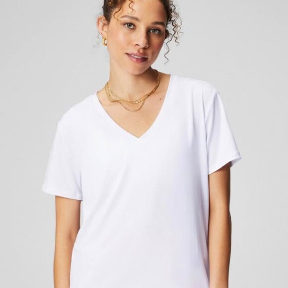 Fabletics NWT Women’s Blake V-Neck Tee & Ultra High-Waisted Shorts Set, Small - Picture 2 of 7